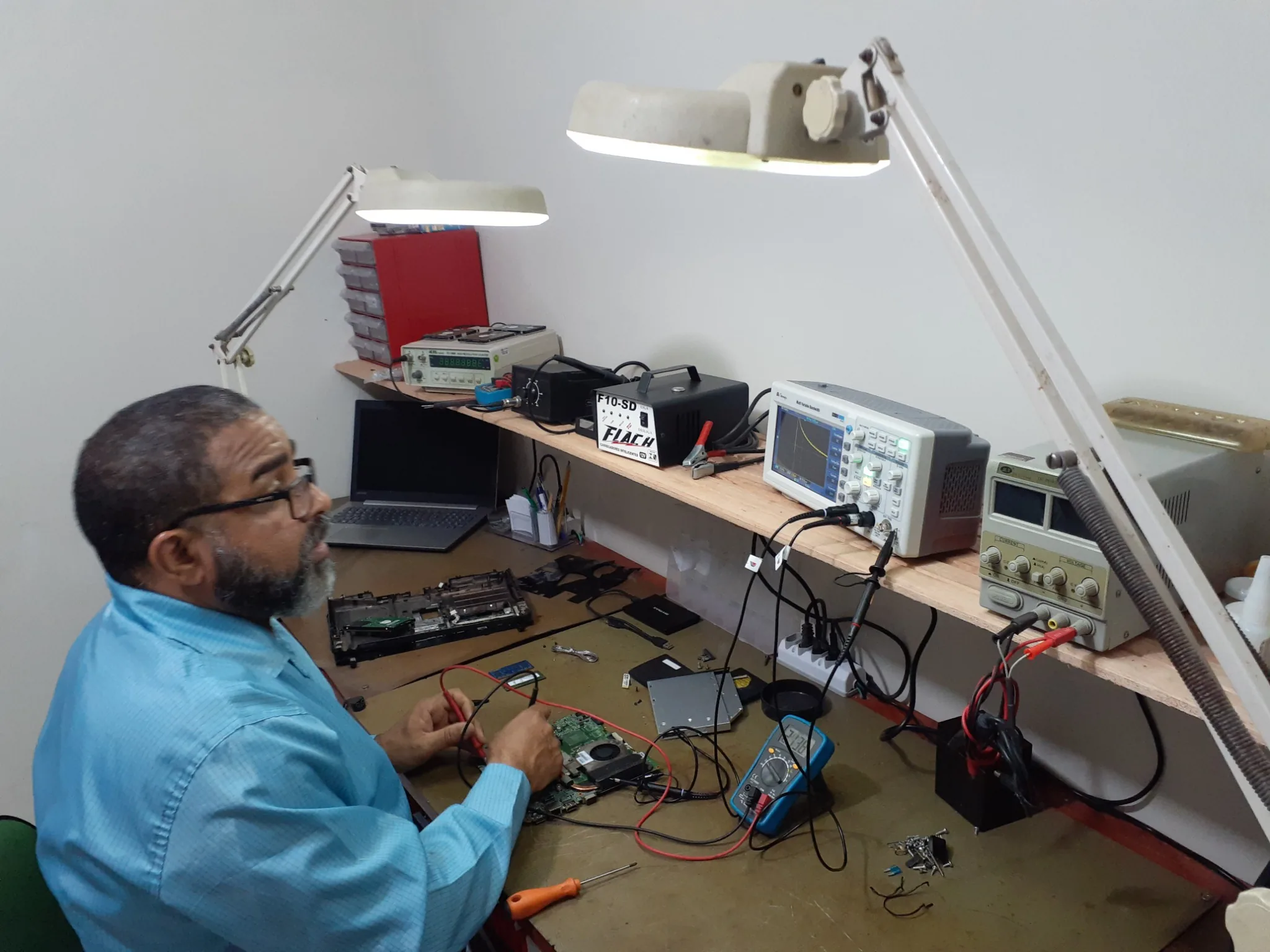 Técnico da Keleuthos em bancada